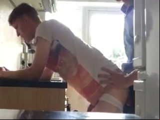 Video Gay Caseiro do Homem Dando a Bunda em Casa